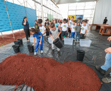 Crianças participam da 1ª oficina de confecção de tijolos do futuro Centre Pompidou Paraná