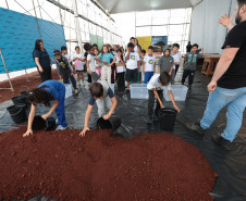 Crianças participam da 1ª oficina de confecção de tijolos do futuro Centre Pompidou Paraná