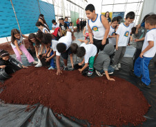 Crianças participam da 1ª oficina de confecção de tijolos do futuro Centre Pompidou Paraná