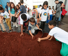 Crianças participam da 1ª oficina de confecção de tijolos do futuro Centre Pompidou Paraná