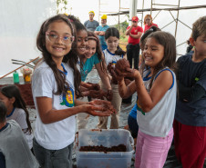 Crianças participam da 1ª oficina de confecção de tijolos do futuro Centre Pompidou Paraná