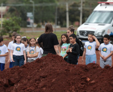 Crianças participam da 1ª oficina de confecção de tijolos do futuro Centre Pompidou Paraná