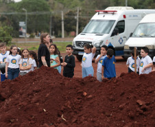 Crianças participam da 1ª oficina de confecção de tijolos do futuro Centre Pompidou Paraná