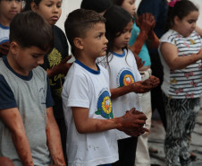 Crianças participam da 1ª oficina de confecção de tijolos do futuro Centre Pompidou Paraná