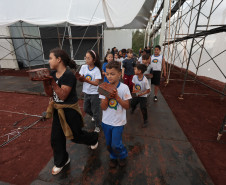 Crianças participam da 1ª oficina de confecção de tijolos do futuro Centre Pompidou Paraná