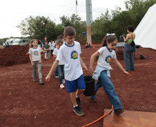 Crianças participam da 1ª oficina de confecção de tijolos do futuro Centre Pompidou Paraná