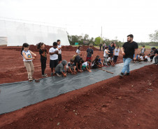 Crianças participam da 1ª oficina de confecção de tijolos do futuro Centre Pompidou Paraná