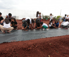 Crianças participam da 1ª oficina de confecção de tijolos do futuro Centre Pompidou Paraná