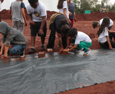 Crianças participam da 1ª oficina de confecção de tijolos do futuro Centre Pompidou Paraná