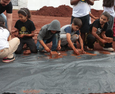 Crianças participam da 1ª oficina de confecção de tijolos do futuro Centre Pompidou Paraná