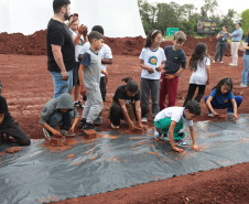 Crianças participam da 1ª oficina de confecção de tijolos do futuro Centre Pompidou Paraná