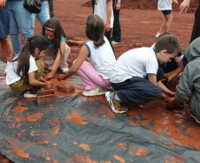 Crianças participam da 1ª oficina de confecção de tijolos do futuro Centre Pompidou Paraná