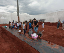 Crianças participam da 1ª oficina de confecção de tijolos do futuro Centre Pompidou Paraná