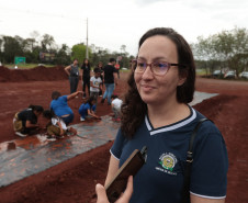 Crianças participam da 1ª oficina de confecção de tijolos do futuro Centre Pompidou Paraná