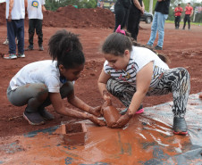 Crianças participam da 1ª oficina de confecção de tijolos do futuro Centre Pompidou Paraná