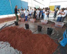 Crianças participam da 1ª oficina de confecção de tijolos do futuro Centre Pompidou Paraná