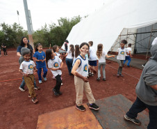 Crianças participam da 1ª oficina de confecção de tijolos do futuro Centre Pompidou Paraná