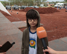 Crianças participam da 1ª oficina de confecção de tijolos do futuro Centre Pompidou Paraná