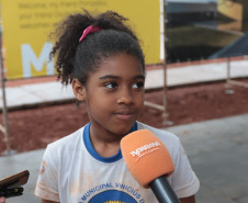 Crianças participam da 1ª oficina de confecção de tijolos do futuro Centre Pompidou Paraná