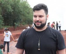 Crianças participam da 1ª oficina de confecção de tijolos do futuro Centre Pompidou Paraná
