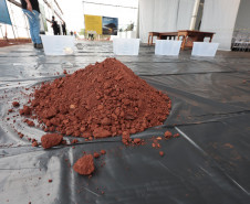 Crianças participam da 1ª oficina de confecção de tijolos do futuro Centre Pompidou Paraná