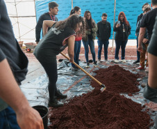 Futuros arquitetos conhecem as técnicas que serão usadas na construção do Pompidou Paraná