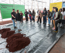 Futuros arquitetos conhecem as técnicas que serão usadas na construção do Pompidou Paraná