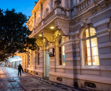 Debate sobre história das trilhas sonoras, aula sobre arquitetura prisional e visita guiada temática integram programação de setembro do MIS-PR