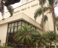Biblioteca Pública do Paraná (BPP) - Cândido n.º 164 — Em setembro, a edição 164 do jornal “Cândido” traz na reportagem principal os clubes de leitura para mulheres, assinada pela jornalista Cecilia Zarpelon. A matéria revela um crescente número de adeptas das rodas, e os debates que extrapolam a questão literária, formando comunidades de escuta entre mulheres e visibilizando autorias femininas.