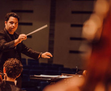Centro Cultural Teatro Guaíra -Auditório Bento Munhoz da Rocha Neto (Guairão) - Concerto da Orquestra Sinfônica do Paraná — A Orquestra Sinfônica do Paraná (OSP) dá sequência à sua temporada comemorativa de 40 anos com um concerto especial neste domingo (21), às 10h30, no Guairão. Sob a regência do maestro convidado Roberto Ramos, o programa traz duas obras que exploram os laços da amizade e da memória: o Concerto n.º 2 para Violino, de Dmitri Shostakovich, com interpretação do solista convidado Alessandro 