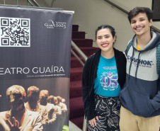 Balé Teatro Guaíra: duas noites de casa cheia marcam sucesso de V.I.C.A. e Stol no Guairinha. Na foto, os amigos Lian Volochen e Beatriz Cândida se encantaram com a força e a leveza dos bailarinos