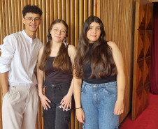 Com o tema amizade, emoção do público marca concerto da Orquestra Sinfônica do Paraná. Na foto, Gabriel, Camile e Rafaela