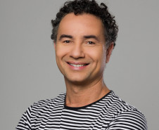 Marco Luque reúne quatro personagens icônicos em apresentação no Guairão