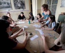 Debate sobre história das trilhas sonoras, aula sobre arquitetura prisional e visita guiada temática integram programação de setembro do MIS-PR
