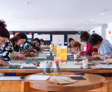 Museu Oscar Niemeyer (MON) -  Ateliê aberto | Criação com giz – Neste domingo, dia 28, o Espaço de Oficinas do MON recebe um ateliê gratuito de criação com giz das 11h às 15:30h. Basta chegar durante o período da atividade e participar.