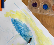 Museu Oscar Niemeyer (MON) -  Laboratório de experiências: giz e aquarela – Inspirado pelas obras da exposição “Eterno Feminino”, de Teca Sandrini, este laboratório experimenta as possibilidades de criar com giz e aquarela.