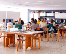 Museu Oscar Niemeyer (MON) - MON na Escola | Páginas (im)possíveis | Oficina de livro de artista: Em duas sessões na quarta-feira (24), o MON na Escola, ação educativa que busca ampliar a margem de diálogo entre o museu e a sala de aula, vai refletir sobre as possibilidades da linguagem denominada “livro de artista”.