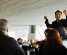 Orquestra Sinfônica do Paraná interpreta Shostakovich e Elgar no próximo domingo - Sob regência do maestro convidado Roberto Ramos, o público terá a oportunidade de ouvir duas obras que dialogam com a amizade e a memória: o "Concerto nº 2 para Violino", do russo Dmitri Shostakovich, interpretado pelo solista convidado Alessandro Borgomanero, e as célebres "Variações Enigma", do inglês Edward Elgar