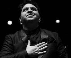 Orquestra Sinfônica do Paraná interpreta Shostakovich e Elgar no próximo domingo - Sob regência do maestro convidado Roberto Ramos, o público terá a oportunidade de ouvir duas obras que dialogam com a amizade e a memória: o "Concerto nº 2 para Violino", do russo Dmitri Shostakovich, interpretado pelo solista convidado Alessandro Borgomanero, e as célebres "Variações Enigma", do inglês Edward Elgar