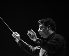 Orquestra Sinfônica do Paraná interpreta Shostakovich e Elgar no próximo domingo - Sob regência do maestro convidado Roberto Ramos, o público terá a oportunidade de ouvir duas obras que dialogam com a amizade e a memória: o "Concerto nº 2 para Violino", do russo Dmitri Shostakovich, interpretado pelo solista convidado Alessandro Borgomanero, e as célebres "Variações Enigma", do inglês Edward Elgar