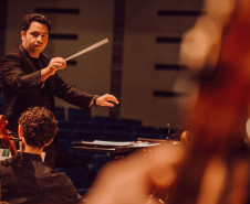 Orquestra Sinfônica do Paraná interpreta Shostakovich e Elgar no próximo domingo - Sob regência do maestro convidado Roberto Ramos, o público terá a oportunidade de ouvir duas obras que dialogam com a amizade e a memória: o "Concerto nº 2 para Violino", do russo Dmitri Shostakovich, interpretado pelo solista convidado Alessandro Borgomanero, e as célebres "Variações Enigma", do inglês Edward Elgar