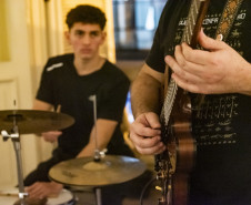 Museu da Imagem e do Som (MIS-PR) - Tons Vizinhos – Toda quarta tem música boa no MIS-PR! O Tons Vizinhos é uma parceria com os estudantes e professores da Escola de Música e Belas Artes do Paraná (Embap), da Universidade Estadual do Paraná (Unespar).