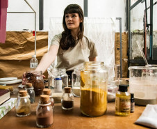 "Coloridos por natureza": artista Bianca Stella é a nova residente da Academia Alfredo Andersen
