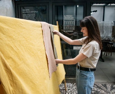 "Coloridos por natureza": artista Bianca Stella é a nova residente da Academia Alfredo Andersen