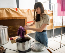 Bianca Stella lança no Museu Casa Alfredo Andersen livreto sobre pigmentos naturais