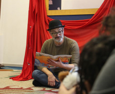 Biblioteca Pública do Paraná (BPP) -Brincando de Ler Atividades de estímulo à procura de diferentes livros e leitura no espaço, além troca de escolhas temáticas entre as crianças.