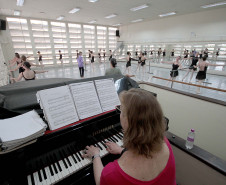 Ópera de Paris compartilha conhecimento com alunos da Escola de Dança do Guaíra