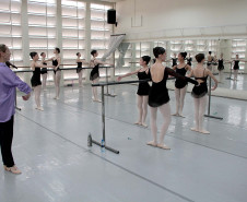 Ópera de Paris compartilha conhecimento com alunos da Escola de Dança do Guaíra