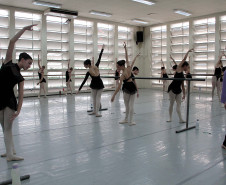 Ópera de Paris compartilha conhecimento com alunos da Escola de Dança do Guaíra