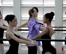 Ópera de Paris compartilha conhecimento com alunos da Escola de Dança do Guaíra